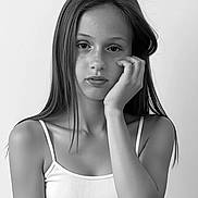 Serena participe au concours pour gagner de l'argent avec cette photo : beauty, black_and_white, calm, casual, expression, face, female, girl, hand, long_hair, looking_at_camera, model, monochrome, person, portrait, skin, studio, tank_top, young, youth