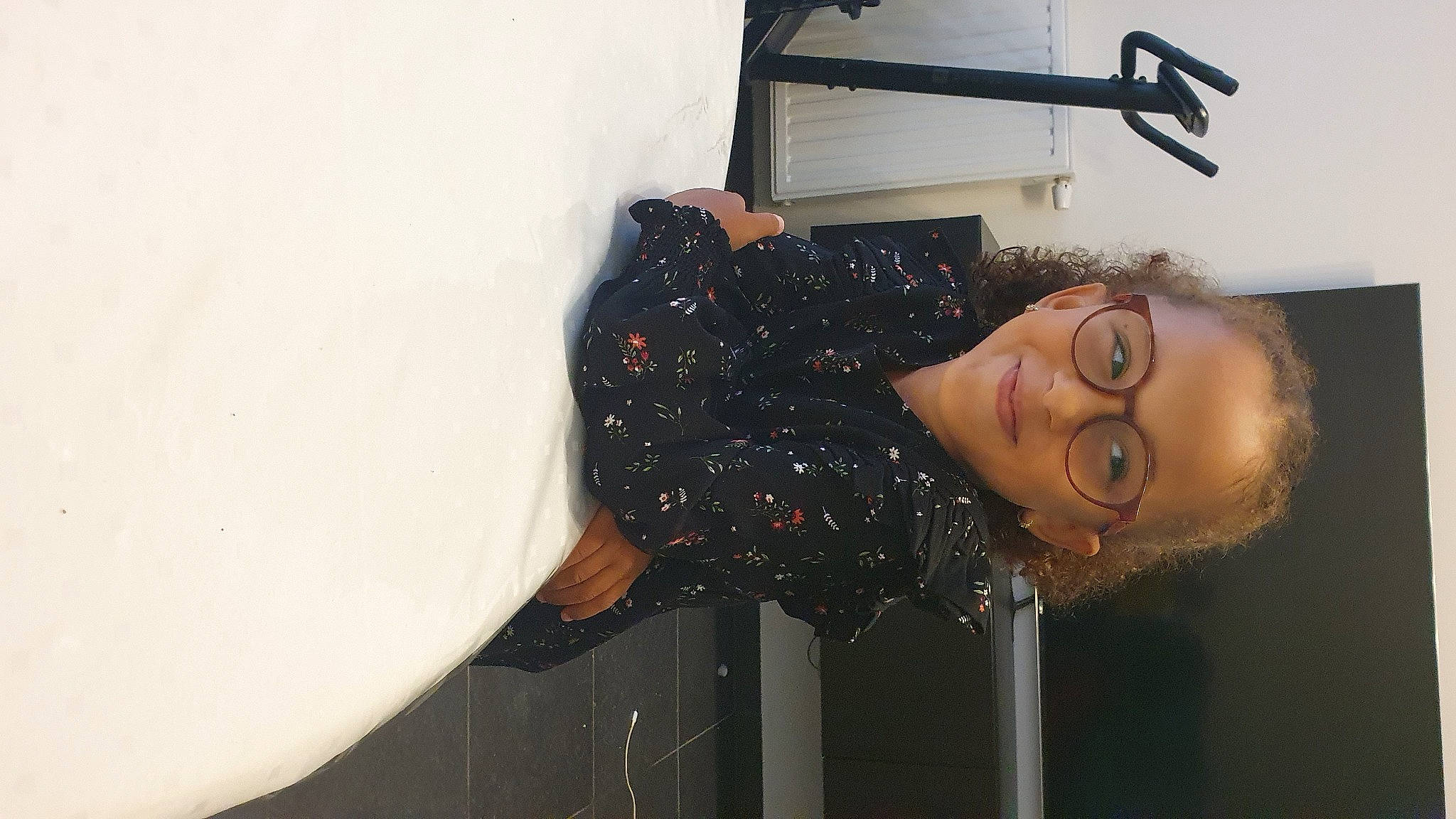 Jihane a rejoint le concours — aidez-le/la à gagner de superbes lots ! black_hair, ceiling, elbow, eyelash, eyewear, fashion_accessory, fashion_design, fun, happy, joy, metal, neck, pattern, person, plaster, room, shoulder, sleeve, smile, visual_arts