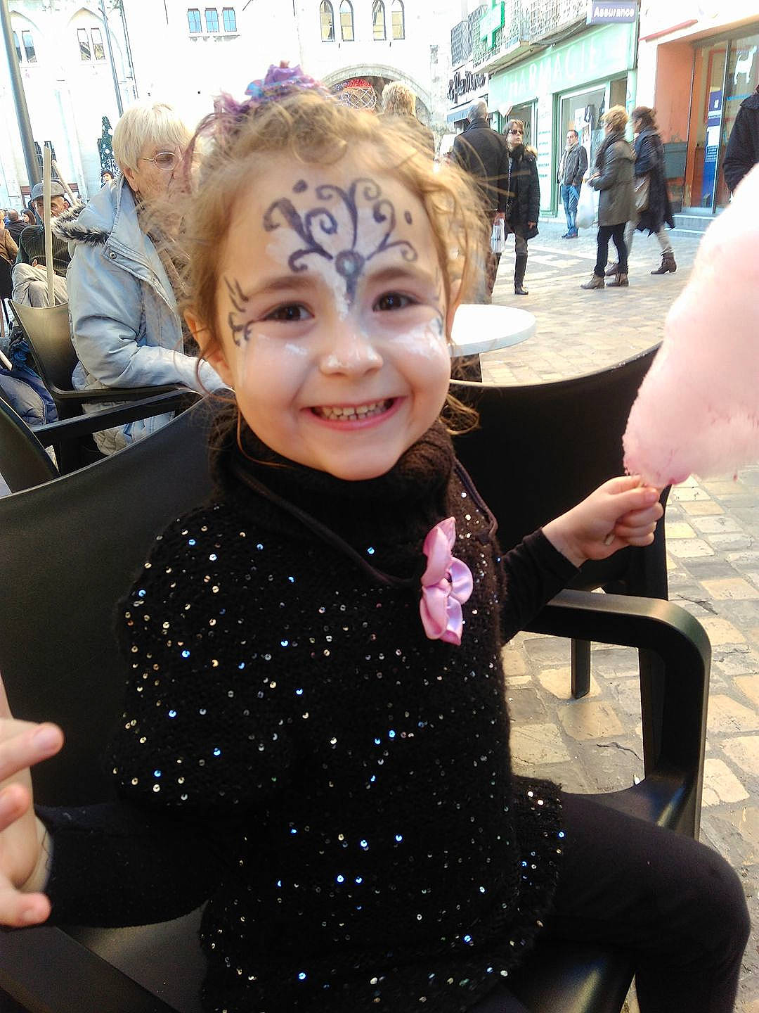 Maelle participe au concours pour gagner de l'argent avec cette photo : cool, costume, event, eyewear, facial_expression, fashion_accessory, fun, gesture, glove, hair_coloring, hairstyle, happy, jewellery, joy, laugh, magenta, makeover, necklace, person, pink