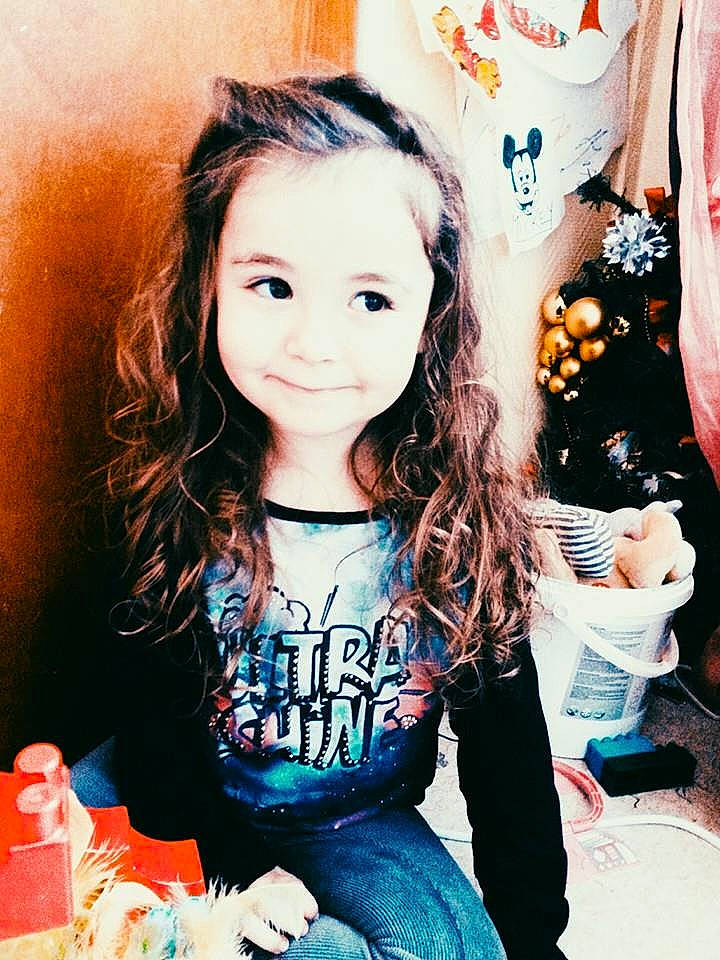 Maelle a rejoint le concours — aidez-le/la à gagner de superbes lots ! beauty, black_hair, cool, electric_blue, eyelash, flash_photography, fun, gesture, hairstyle, happy, human, iris, jeans, joy, lip, long_hair, people, person, skin, sleeve