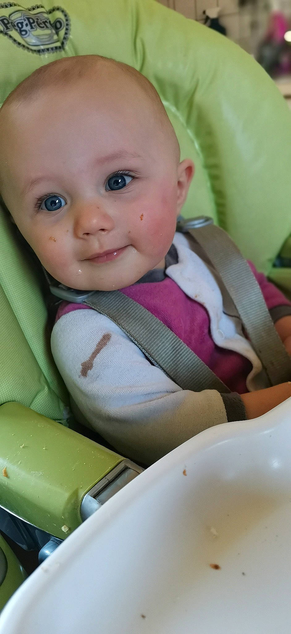 Athéna participe au concours pour gagner de l'argent avec cette photo : baby, baby_toddler_clothing, cheek, child, chin, close_up, comfort, finger, grass, happy, iris, lip, mouth, nose, person, product, skin, sleeve, smile, textile