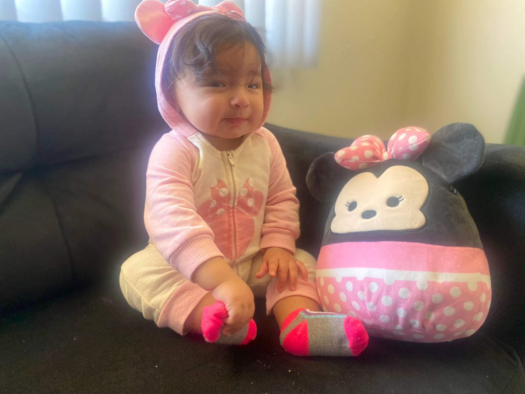 Lünette is registered to the contest to win money with this photo: baby, baby_toddler_clothing, cheek, child, comfort, flooring, fun, happy, headgear, magenta, mammal, person, pink, product, sitting, skin, sleeve, smile, stuffed_toy, textile
