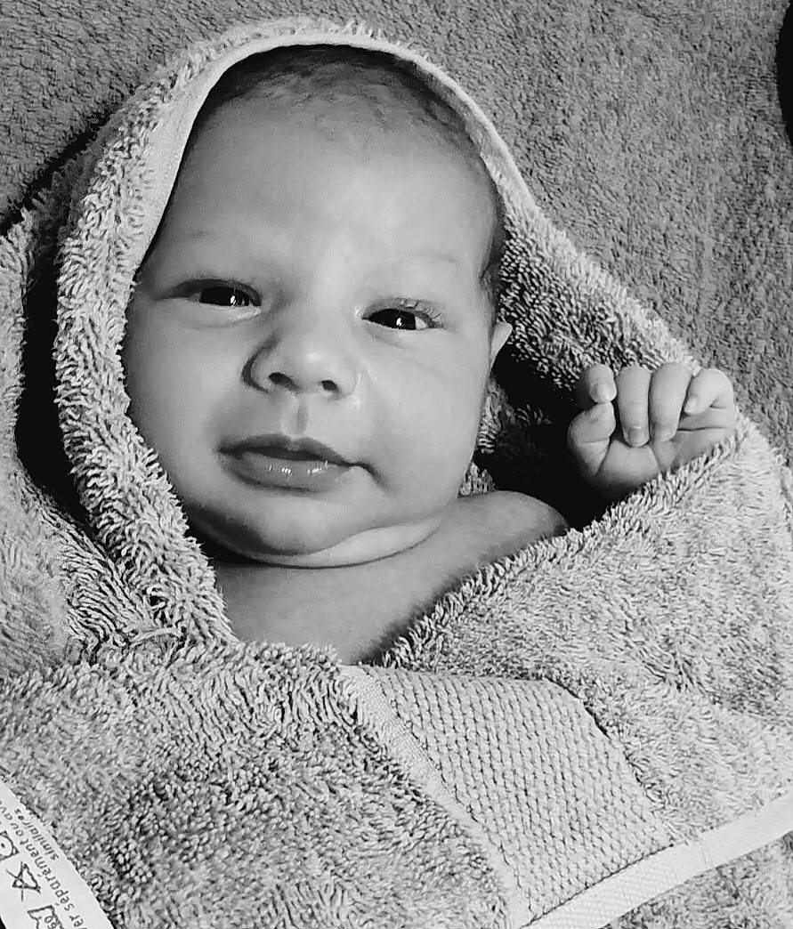 Romain a rejoint le concours — aidez-le/la à gagner de superbes lots ! black_and_white, cheek, chin, comfort, eye, eyebrow, facial_expression, flash_photography, grey, hairstyle, happy, iris, lip, mouth, nose, organ, person, product, skin, smile