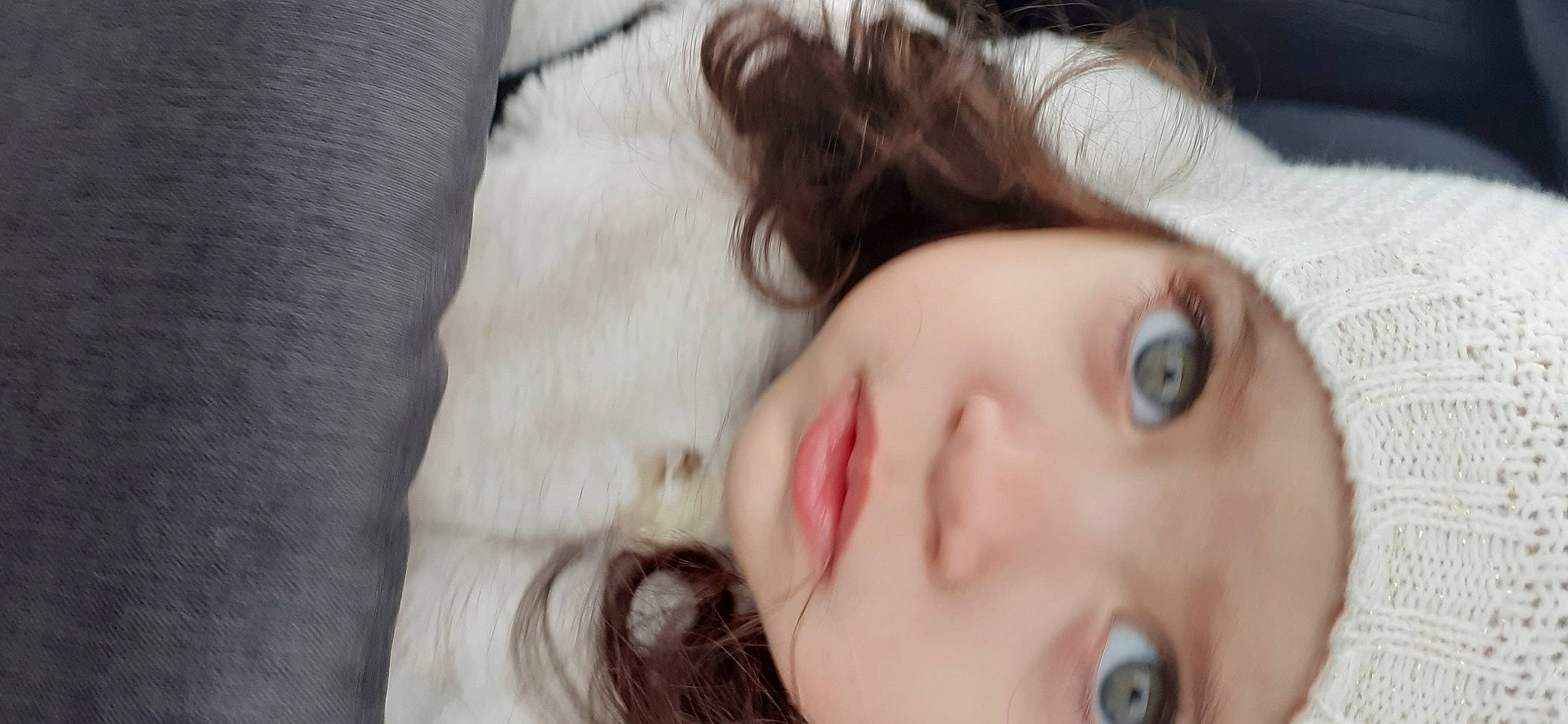 Nayla a rejoint le concours — aidez-le/la à gagner de superbes lots ! black_hair, brown_hair, cheek, comfort, ear, eyebrow, eyelash, flash_photography, forehead, gesture, happy, headwear, iris, jaw, lip, long_hair, mouth, neck, nose, person