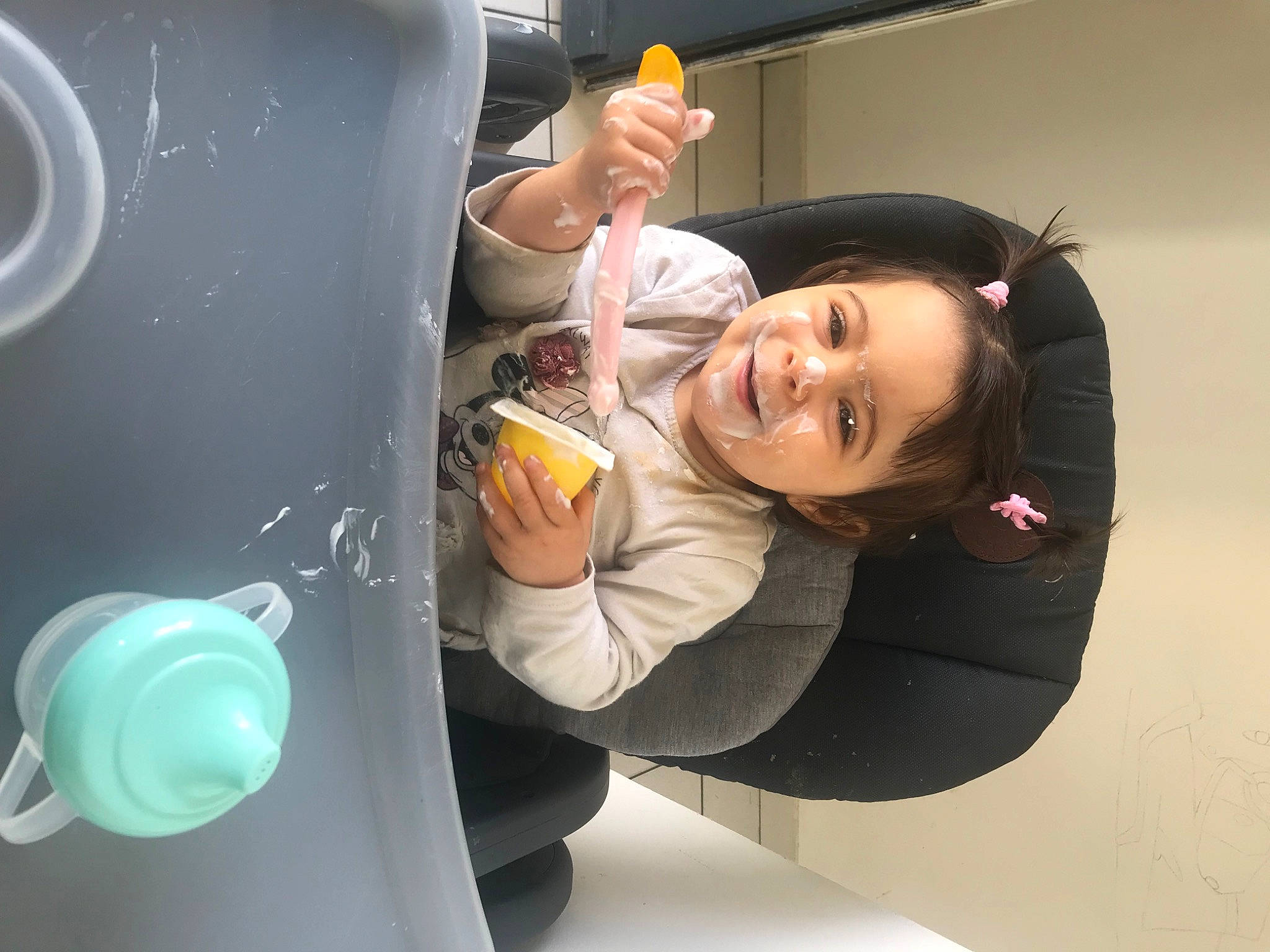 Giuliana participe au concours pour gagner de l'argent avec cette photo : animation, arm, audio_equipment, automotive_design, chair, child, drinkware, fun, gadget, hand, happy, home_appliance, machine, major_appliance, person, refrigerator, room, smile, t_shirt, tableware