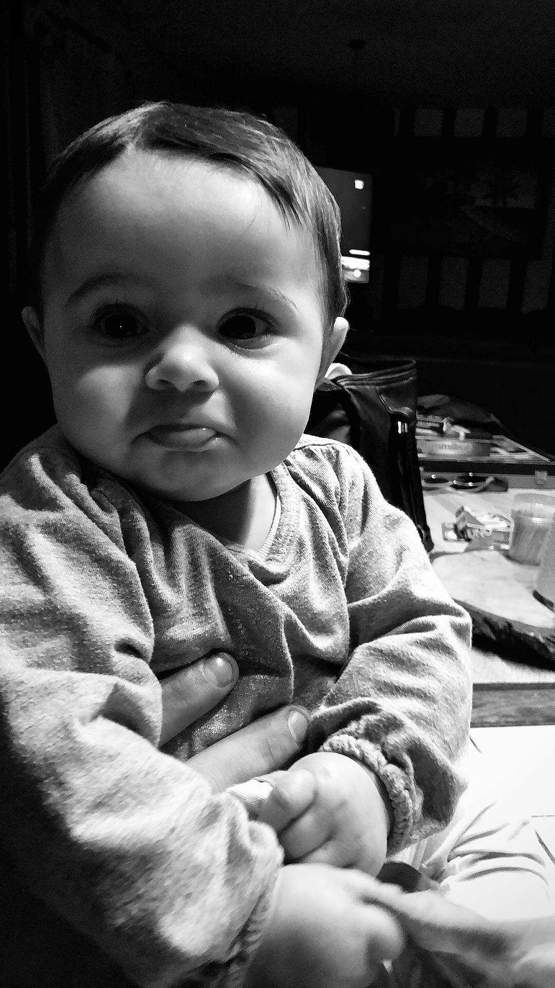 Giuliana a rejoint le concours — aidez-le/la à gagner de superbes lots ! arm, baby, black, black_and_white, cheek, chin, eyebrow, finger, flash_photography, gesture, hand, iris, lip, mouth, nose, person, photograph, skin, smile, standing