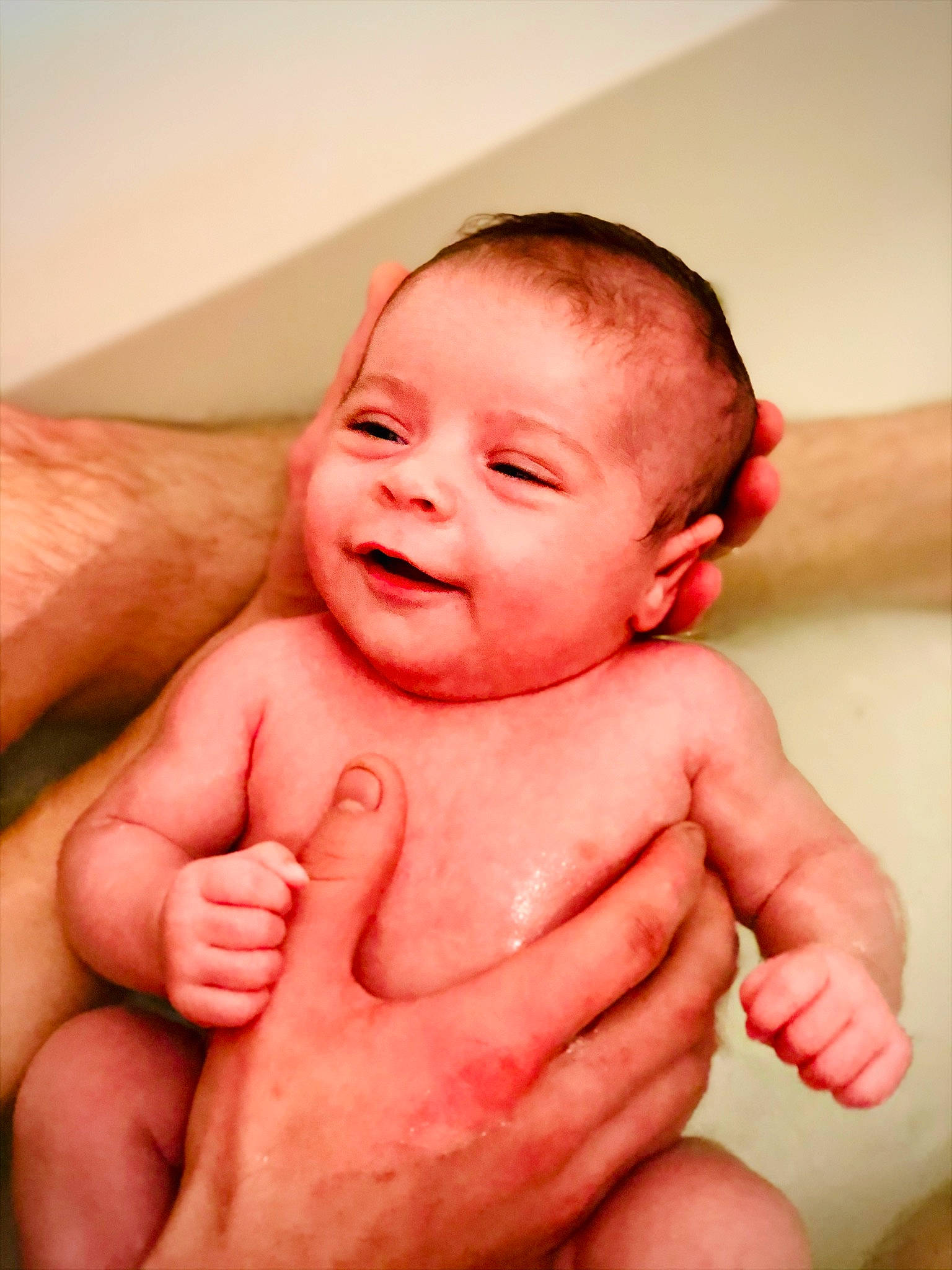 Giuliana participe au concours pour gagner de l'argent avec cette photo : abdomen, barechested, cheek, chest, child, chin, eyebrow, finger, forehead, hand, joint, lip, muscle, nail, organ, person, skin, stomach, thumb, toddler