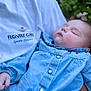 Joséphine participe au concours pour gagner de l'argent avec cette photo : adult_arm, baby, blue_clothing, calm, casual, child, closeup, fashion, greenery, hand, infant, logo, nature, outdoor, peaceful, person, portrait, sleeping, soft_fabric, white_shirt