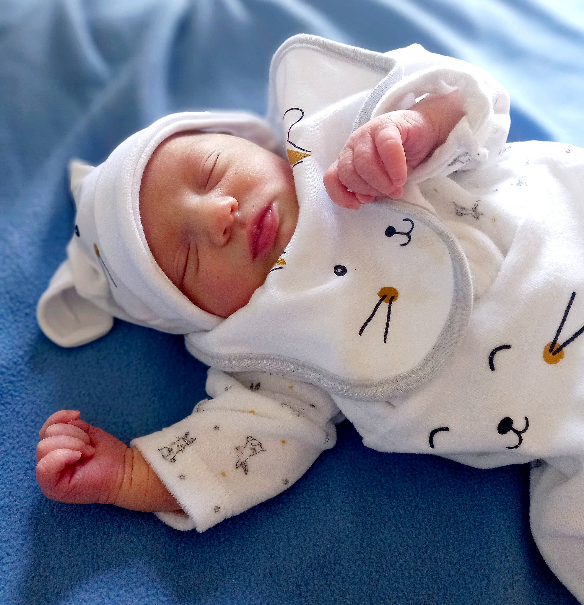 Enzo participe au concours pour gagner de l'argent avec cette photo : baby, baby_products, baby_sleeping, baby_toddler_clothing, carmine, cheek, child, collectable, comfort, facial_expression, finger, font, foot, happy, headwear, person, skin, sleeve, textile, toddler
