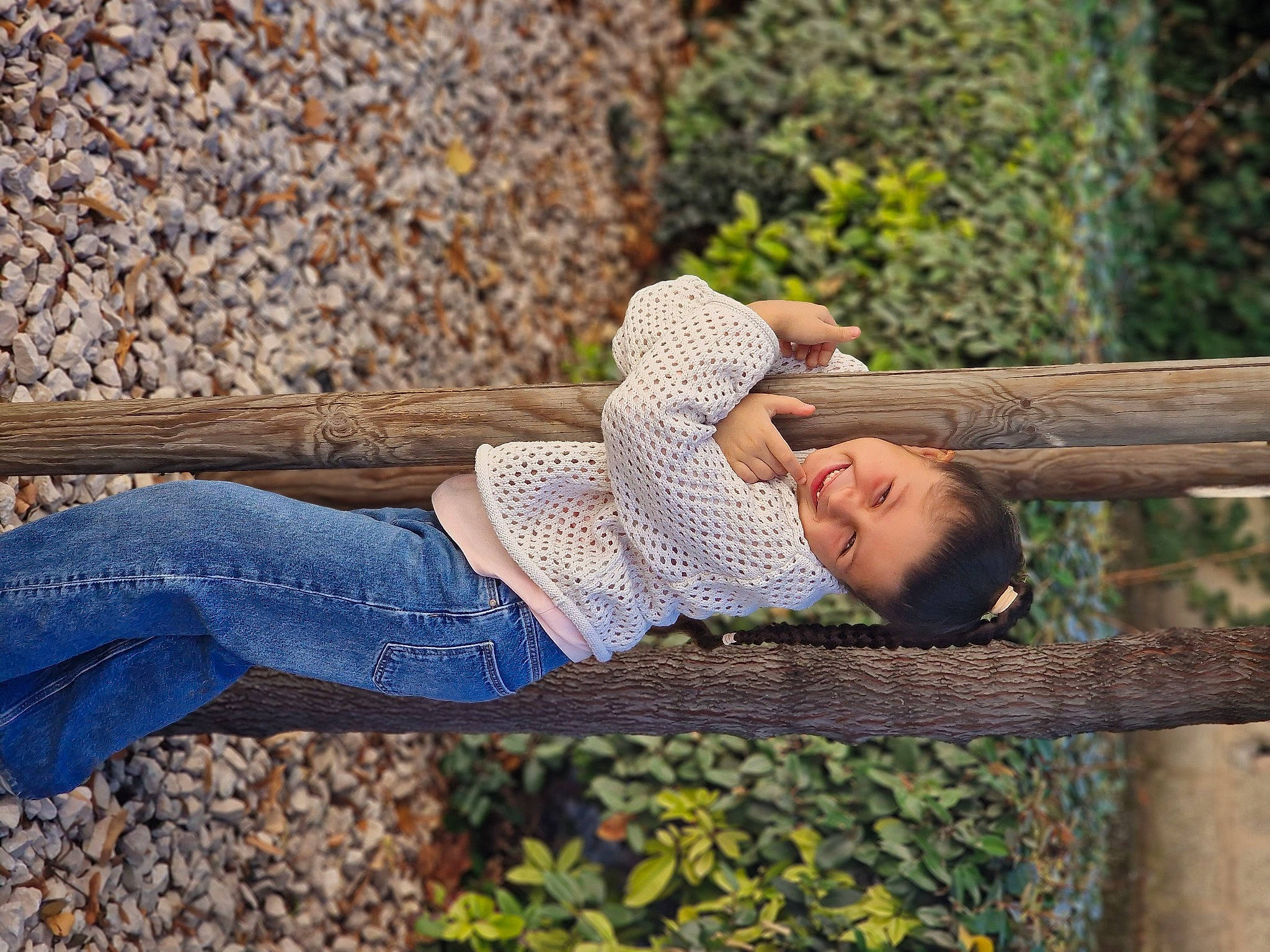 Cchiara a rejoint le concours — aidez-le/la à gagner de superbes lots ! autumn, child, comfort, deciduous, denim, flooring, fun, grass, grass_family, human_leg, joy, leisure, pattern, people_in_nature, person, plant, portrait_photography, sitting, soil, toddler