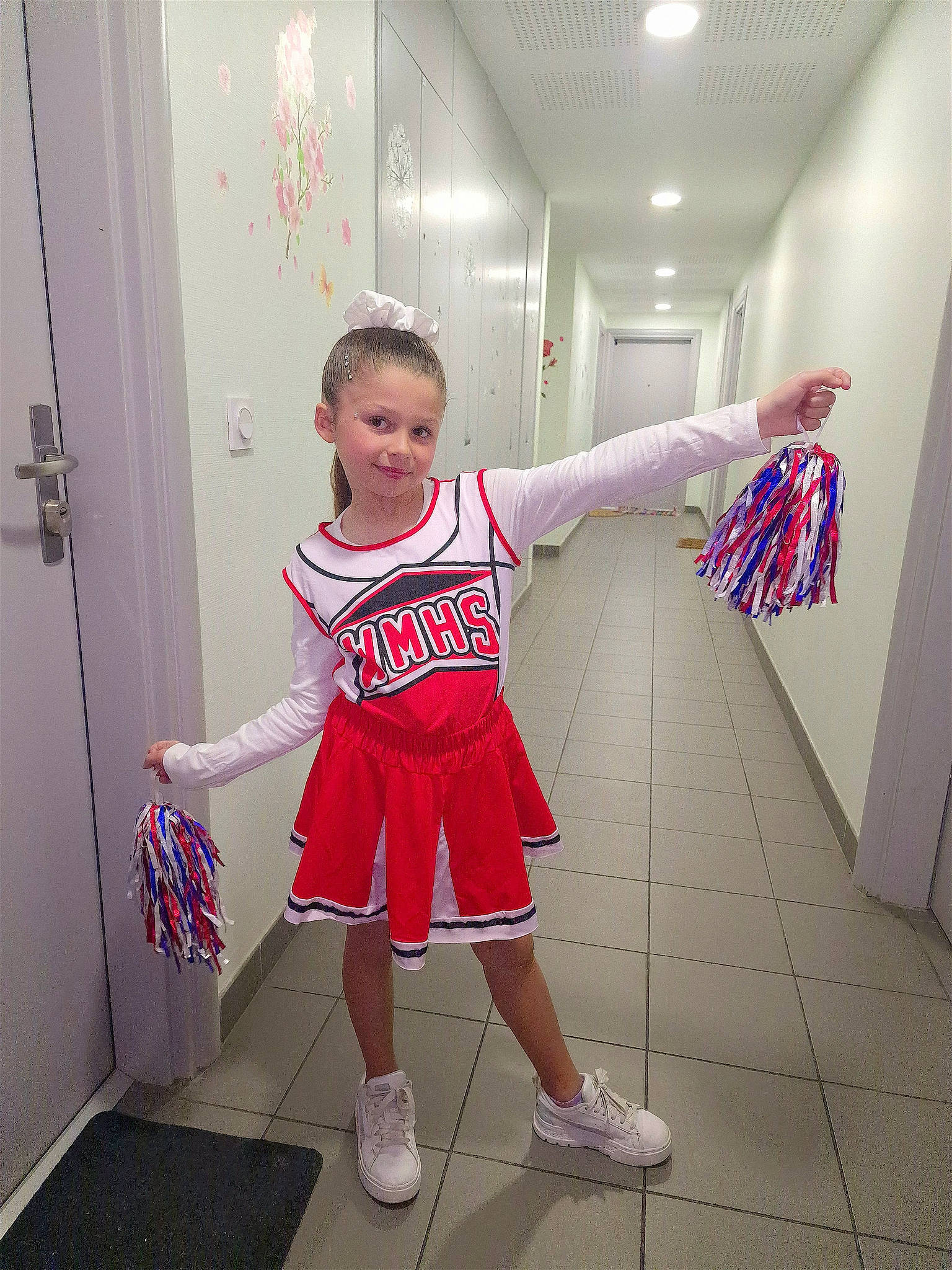 Cchiara a rejoint le concours — aidez-le/la à gagner de superbes lots ! baby_toddler_clothing, child, door, flooring, fun, happy, human_leg, joy, knee, leg, magenta, pattern, person, pink, sandal, shoe, shorts, shoulder, sleeve, smile