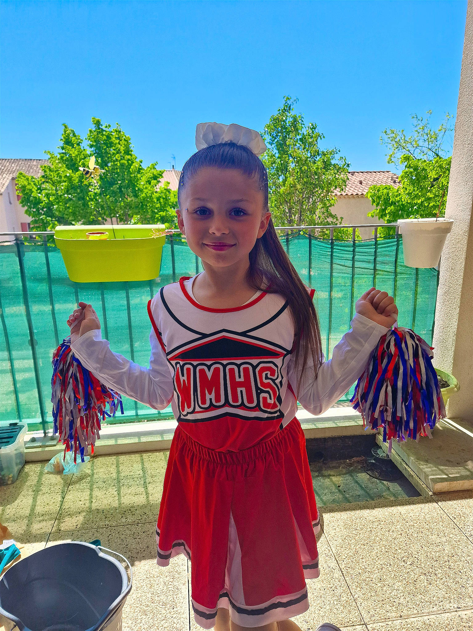 Cchiara participe au concours pour gagner de l'argent avec cette photo : backyard, bucket, child, electric_blue, fun, garden, happy, joy, leisure, person, plant, play, recreation, shorts, sky, smile, snapshot, t_shirt, toddler, tree