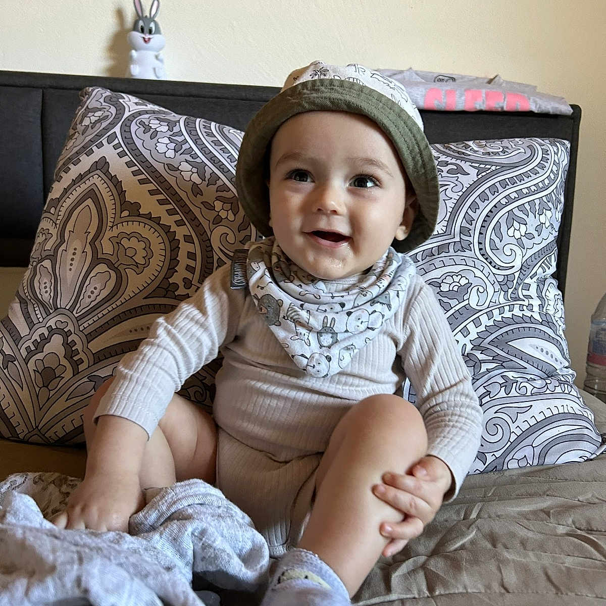 Afonso Amado a rejoint le concours — aidez-le/la à gagner de superbes lots ! baby, bed, bib, blanket, child, clothing, cute, happy, hat, indoor, infant, pattern, person, pillow, relaxation, smiling, sock, toy, water_bottle, wooden_wall