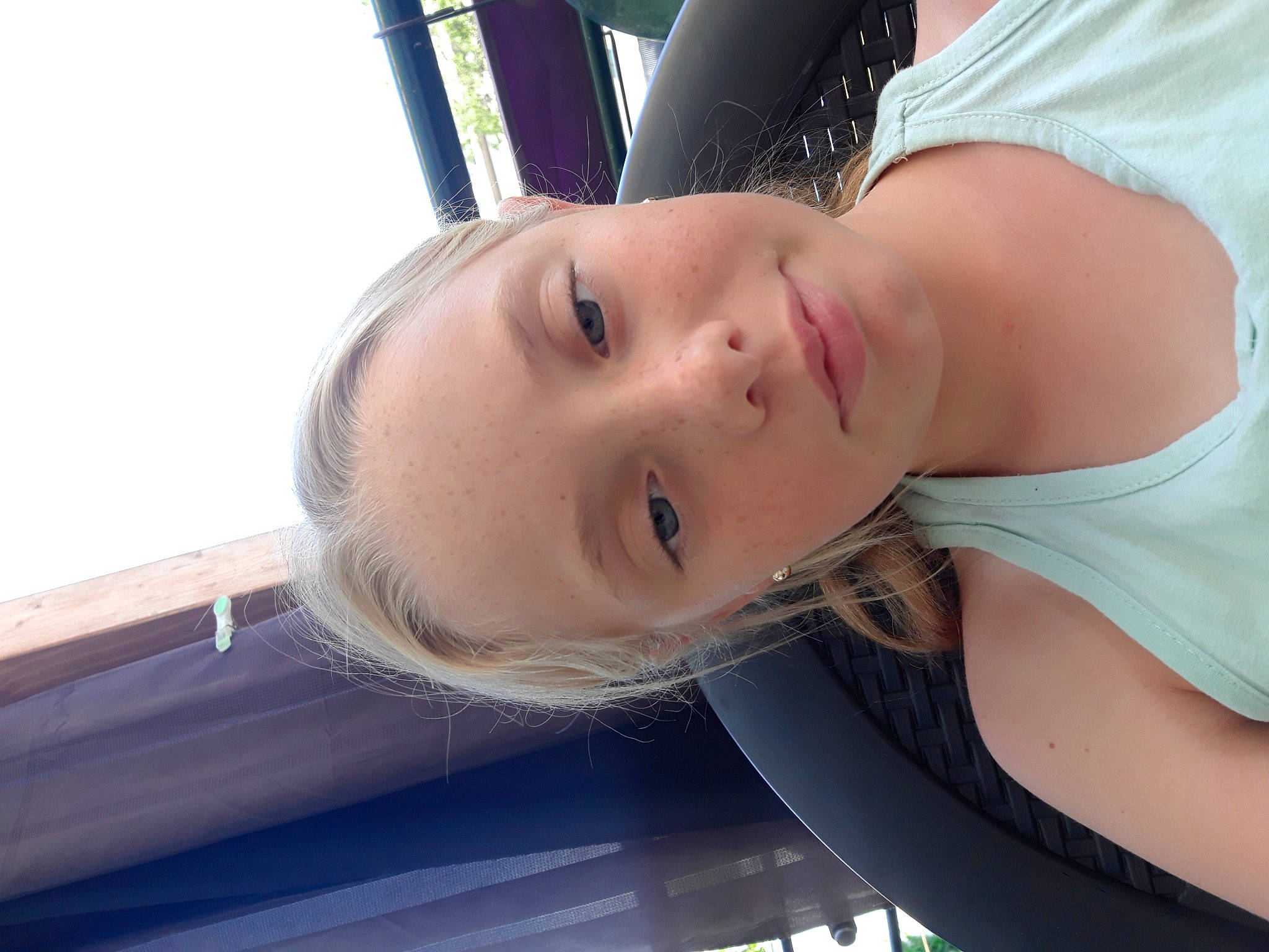 Ambre participe au concours pour gagner de l'argent avec cette photo : auto_part, black_hair, blond, chest, comfort, dress, elbow, electric_blue, eyebrow, eyelash, flash_photography, happy, jaw, lip, mouth, neck, nose, person, smile, tree