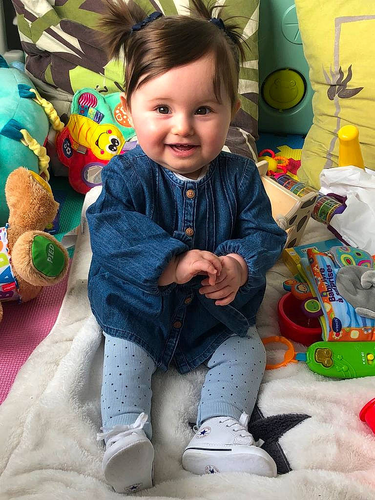 Line participe au concours pour gagner de l'argent avec cette photo : baby, baby_toys, child, ear, fun, joy, person, play, plush, room, sitting, smile, stuffed_toy, teddy_bear, toddler, toy