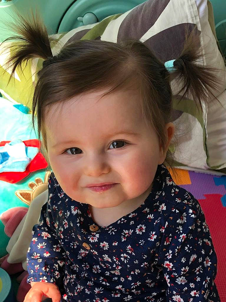 Line a rejoint le concours — aidez-le/la à gagner de superbes lots ! baby, brown_hair, cheek, child, chin, ear, eye, face, forehead, hair, hairstyle, head, iris, joy, long_hair, neck, nose, organ, person, skin