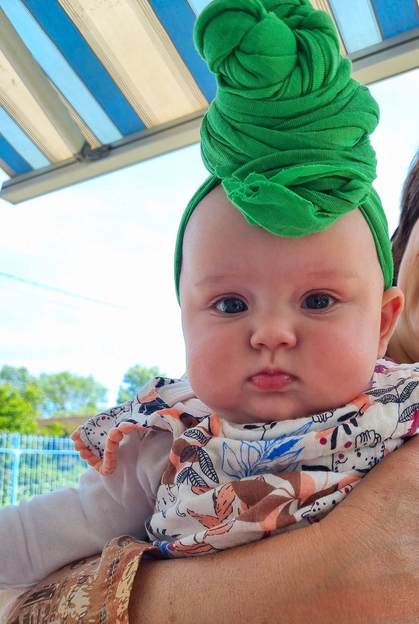 Anaële participe au concours pour gagner de l'argent avec cette photo : baby, baby_toddler_clothing, beanie, blue, cap, chin, costume_hat, daytime, fashion_accessory, fun, grass, green, happy, headwear, knit_cap, leisure, nose, person, skin, toddler