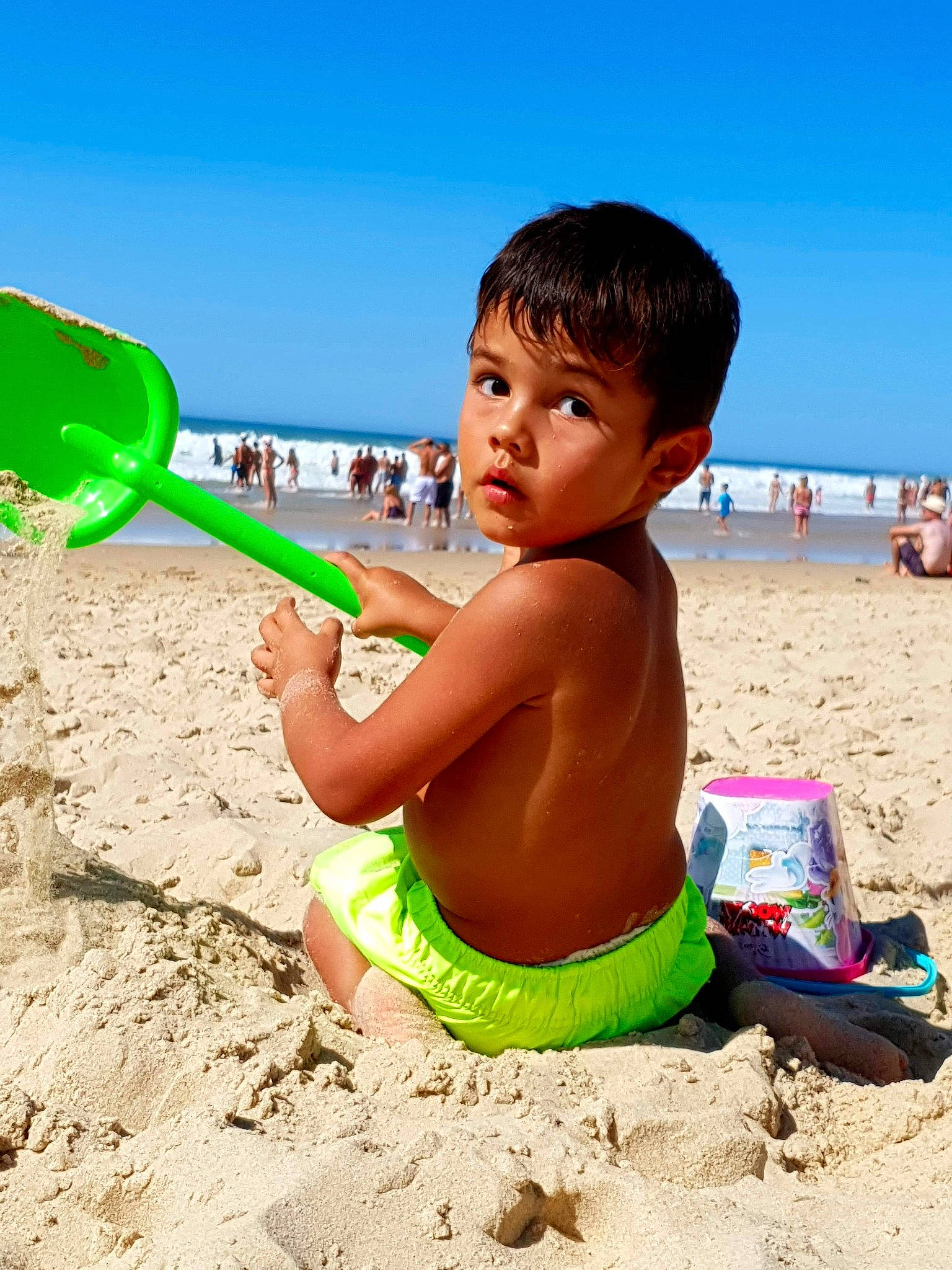 Lyam a rejoint le concours — aidez-le/la à gagner de superbes lots ! beach, child, fun, happy, person, play, sand, smile, summer, surprise, toddler, vacation