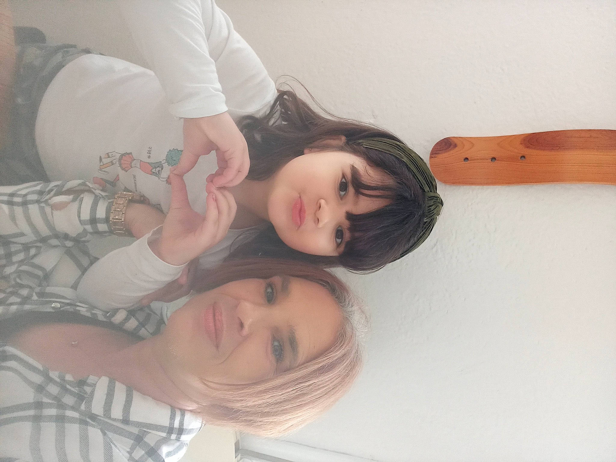 Sophia participe au concours pour gagner de l'argent avec cette photo : arm, blond, brown_hair, child, comfort, ear, elbow, eyebrow, eyelash, finger, gesture, happy, joint, joy, lip, long_hair, musical_instrument, neck, person, skin