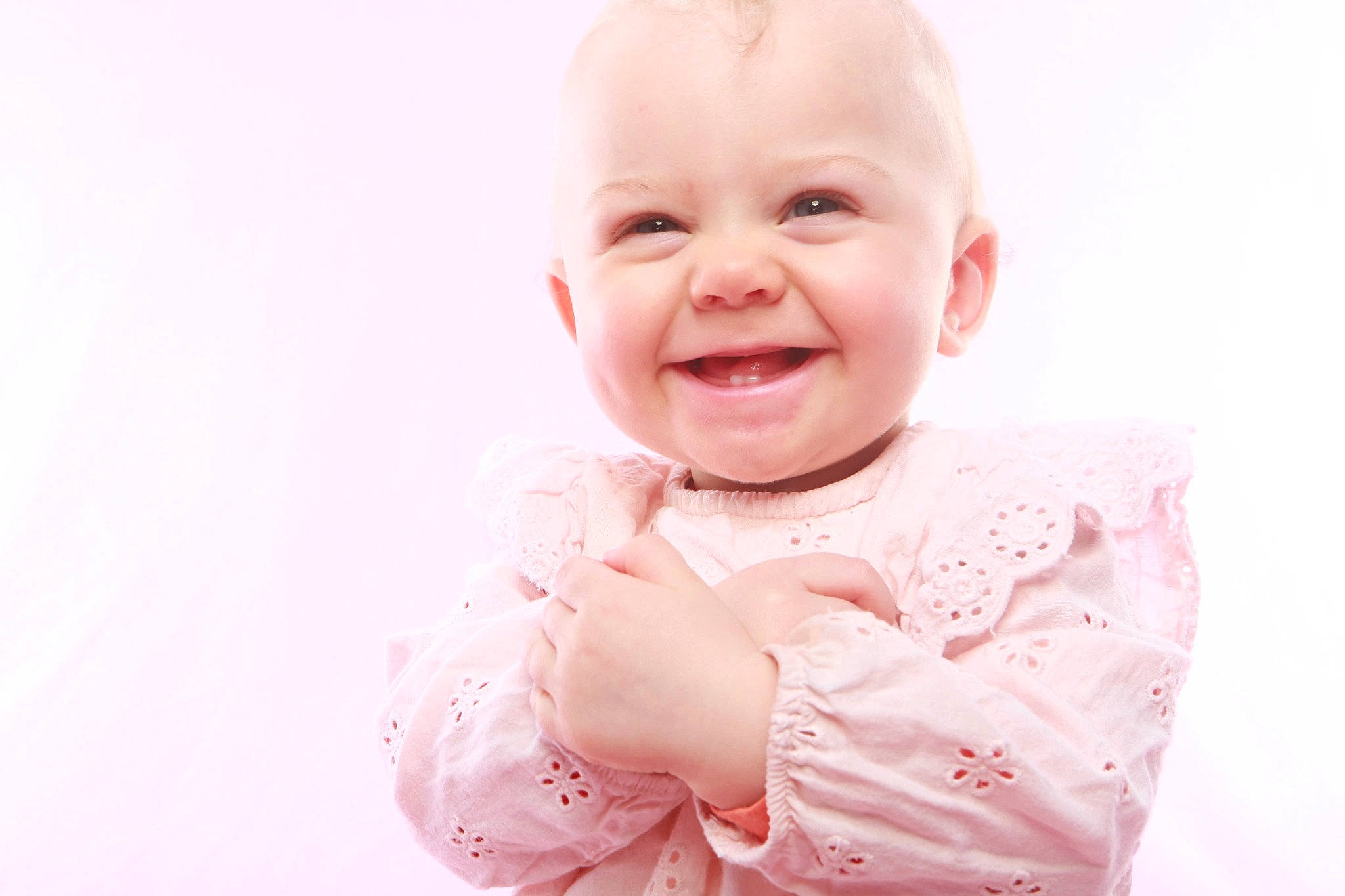 Rachel participe au concours pour gagner de l'argent avec cette photo : baby, baby_laughing, baby_products, baby_toddler_clothing, cheek, child, collar, fun, gesture, happy, joy, laugh, magenta, pattern, peach, person, pink, skin, sleeve, smile