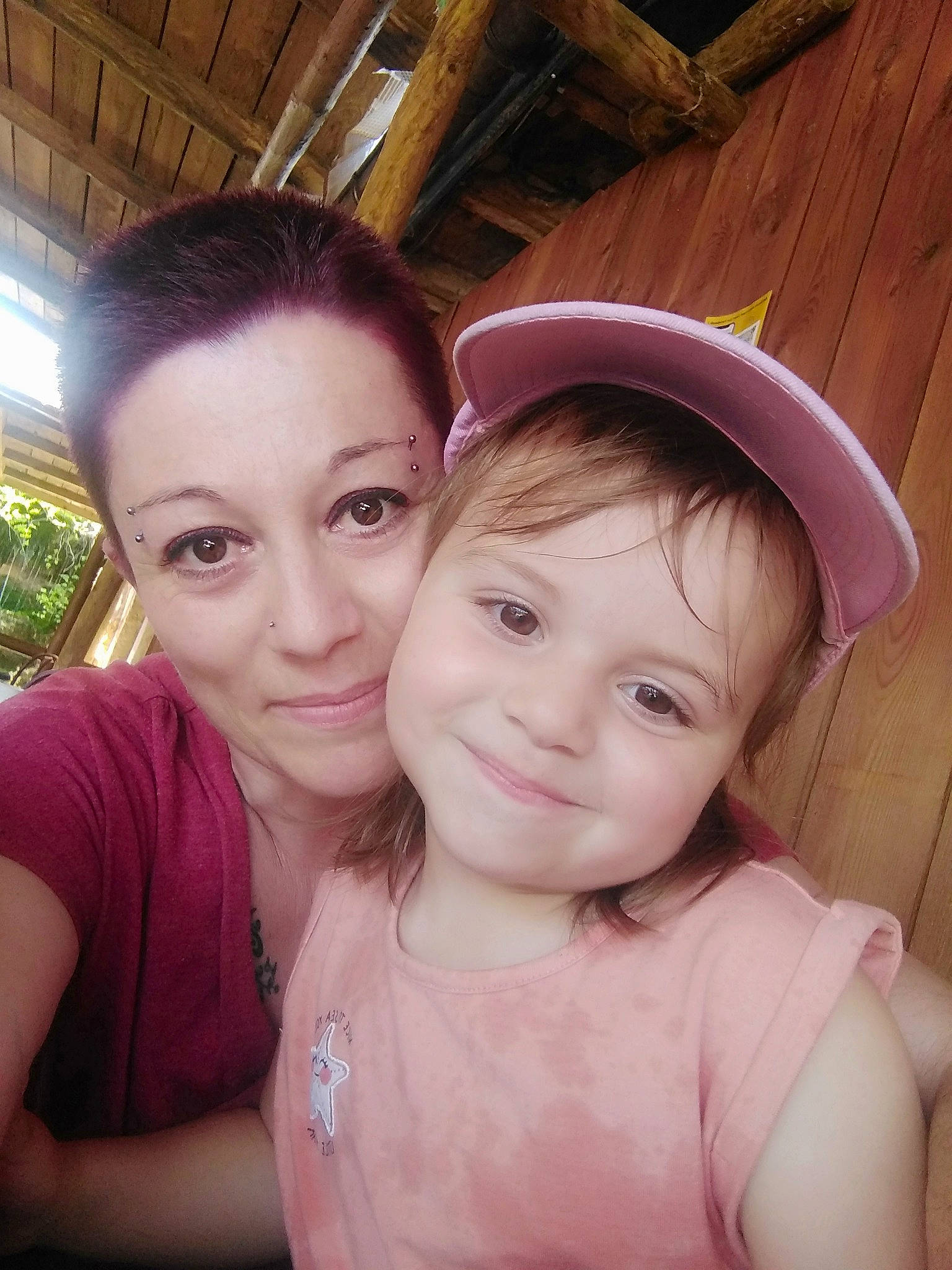 Théa participe au concours pour gagner de l'argent avec cette photo : cheek, cool, ear, eye, eyebrow, face, forehead, gesture, hair, happy, head, iris, joy, lip, mouth, nose, person, pink, plant, skin