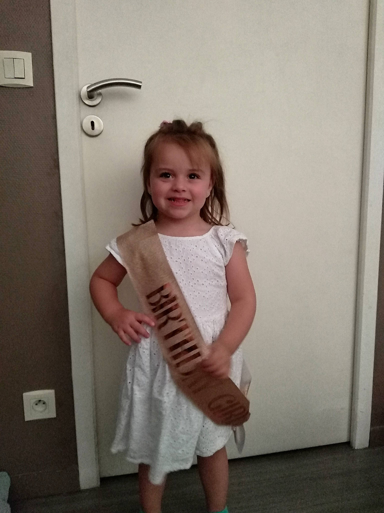 Théa a rejoint le concours — aidez-le/la à gagner de superbes lots ! child, day_dress, door, elbow, face, fashion_design, flash_photography, flooring, hairstyle, happy, human_leg, joy, knee, one_piece_garment, pattern, person, sleeve, smile, thigh, toddler