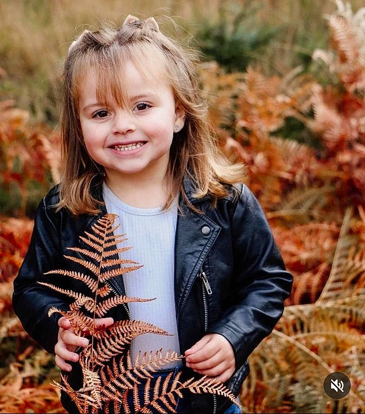 Théa participe au concours pour gagner de l'argent avec cette photo : child, eye, face, fawn, grass, hair, happy, head, iris, joy, leaf, mammal, outerwear, pattern, people_in_nature, person, plant, sleeve, smile, toddler