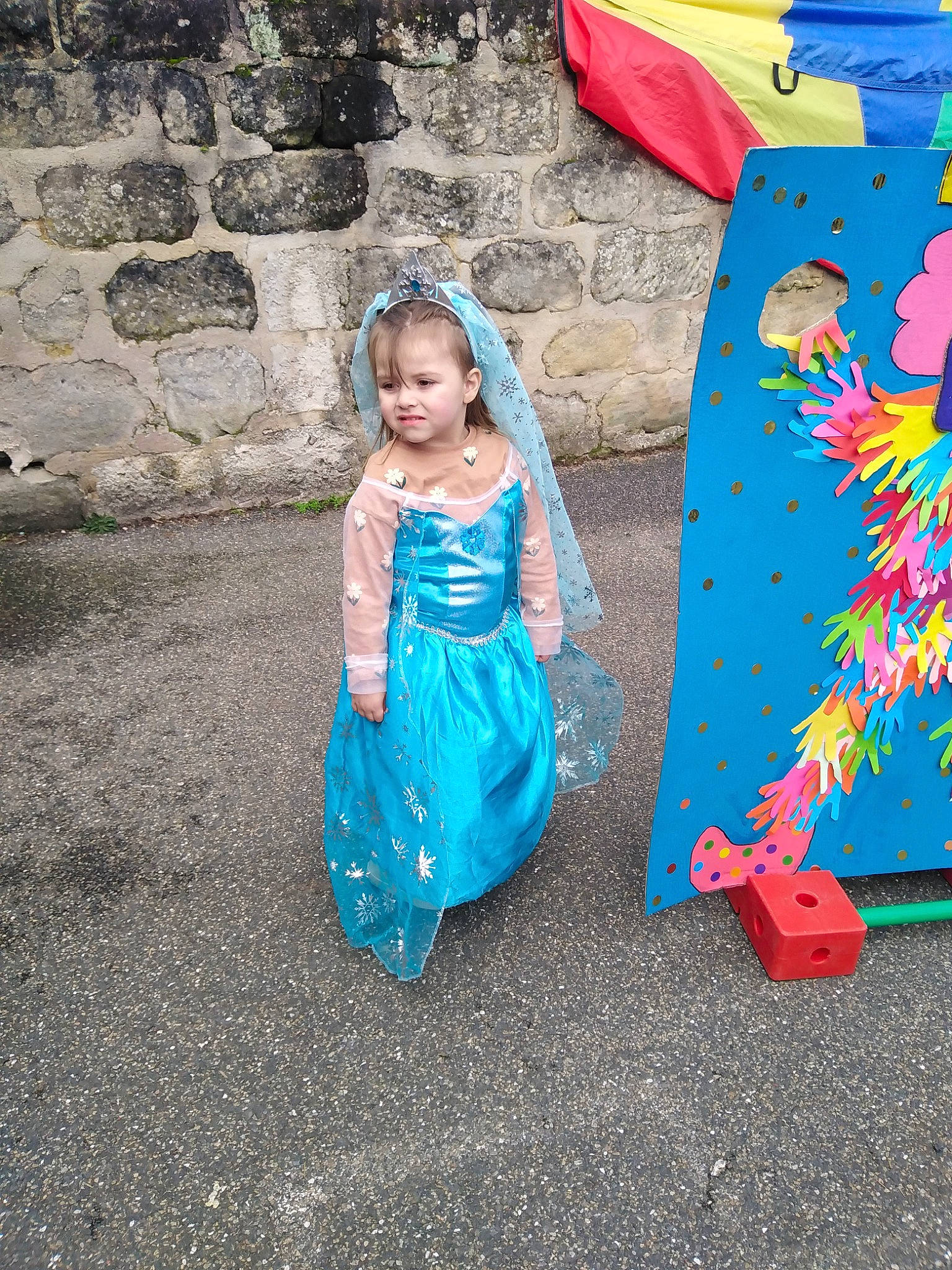 Théa a rejoint le concours — aidez-le/la à gagner de superbes lots ! art, asphalt, azure, child, costume, dress, electric_blue, event, fun, grass, happy, leisure, magenta, pattern, person, recreation, road, sitting, toddler, tradition