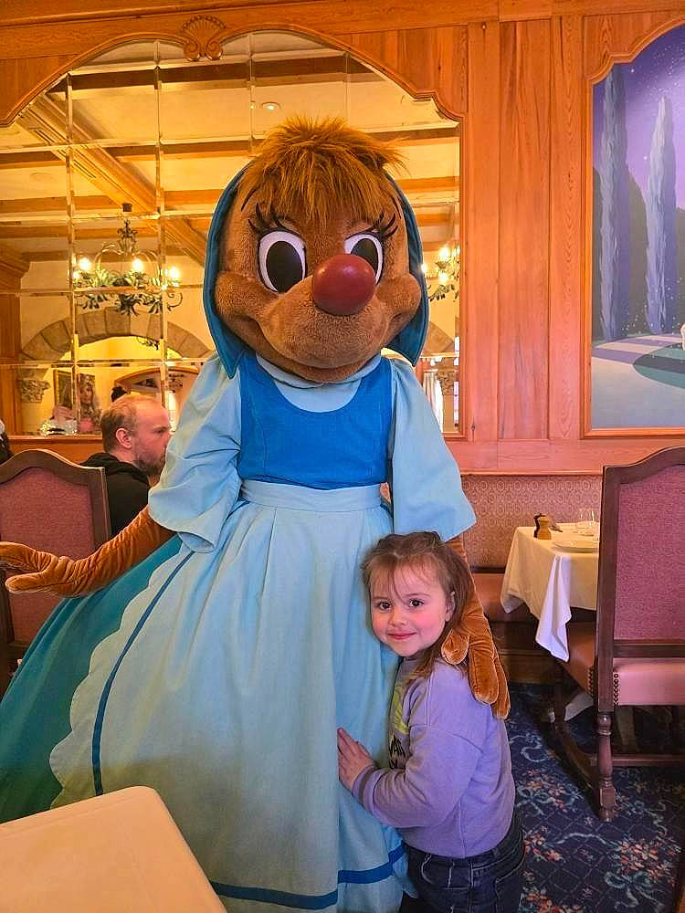 Théa participe au concours pour gagner de l'argent avec cette photo : animated_cartoon, animation, chair, child, costume, event, eyewear, fun, fur, happy, hat, joy, leisure, mascot, party, person, recreation, room, smile, toddler