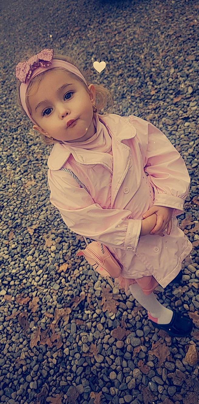 Zoe participe au concours pour gagner de l'argent avec cette photo : baby, baby_toddler_clothing, beauty, child, chin, dress, eye, face, flooring, foot, fun, grass, happy, head, headwear, human_leg, pattern, people_in_nature, person, sitting