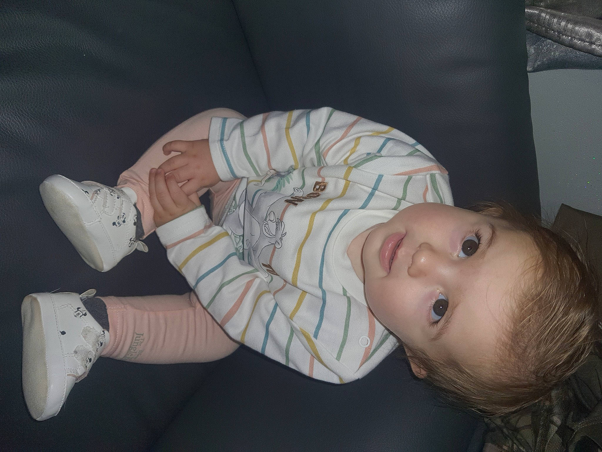 Clara participe au concours pour gagner de l'argent avec cette photo : baby, baby_products, baby_toddler_clothing, cheek, child, comfort, finger, fun, grass, human_body, human_leg, nose, outdoor_shoe, person, sitting, sleeve, smile, sock, toddler, walking_shoe