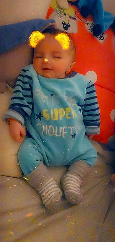 Mattéo a rejoint le concours — aidez-le/la à gagner de superbes lots ! baby, baby_products, baby_toddler_clothing, chair, cheek, child, electric_blue, fun, happy, leg, leisure, orange, organ, person, pink, sitting, skin, sleeve, t_shirt, toddler