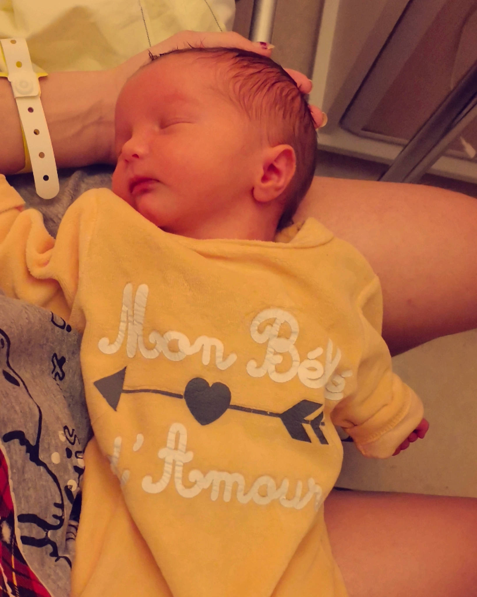 Mattéo a rejoint le concours — aidez-le/la à gagner de superbes lots ! arm, baby, baby_sleeping, baby_toddler_clothing, cheek, chin, comfort, eyebrow, face, facial_expression, head, joint, lip, mouth, neck, nose, organ, person, shoulder, skin