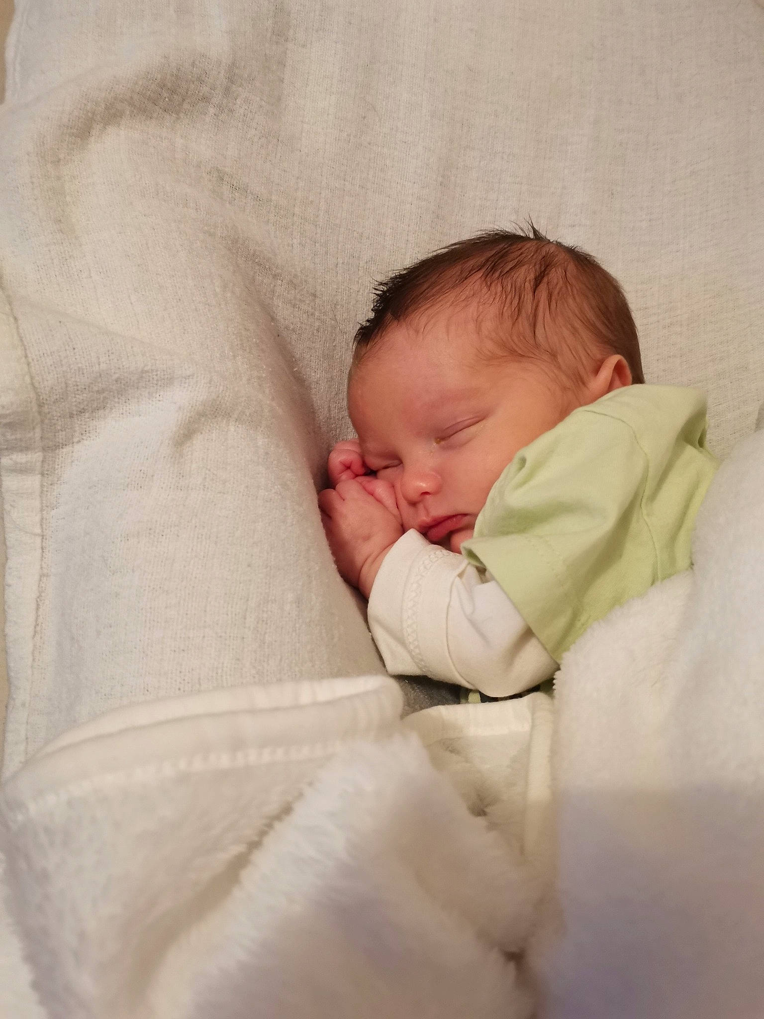 Mattéo a rejoint le concours — aidez-le/la à gagner de superbes lots ! baby, baby_sleeping, baby_toddler_clothing, bedding, bedtime, cheek, child, comfort, event, fur, linens, nap, person, room, skin, sleep, toddler