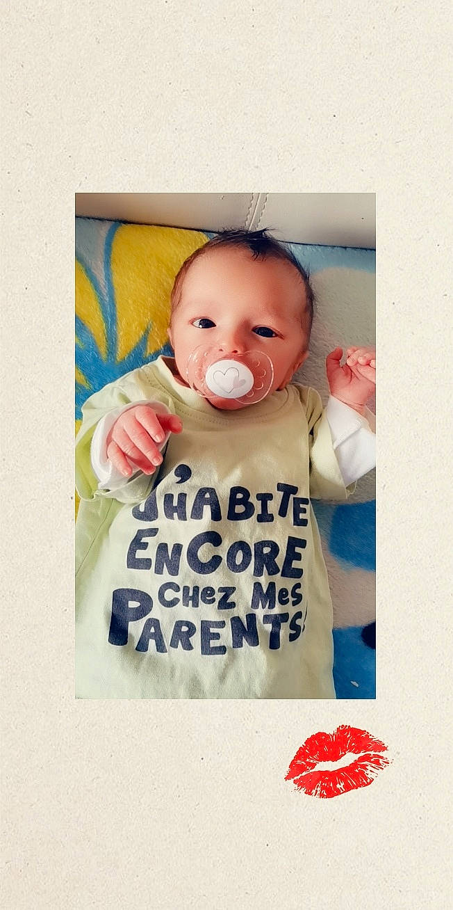Mattéo participe au concours pour gagner de l'argent avec cette photo : art, baby, baby_products, baby_toddler_clothing, cheek, child, drinkware, eye, eyelash, font, gesture, happy, pattern, person, photo_caption, poster, sleeve, stock_photography, t_shirt, tableware