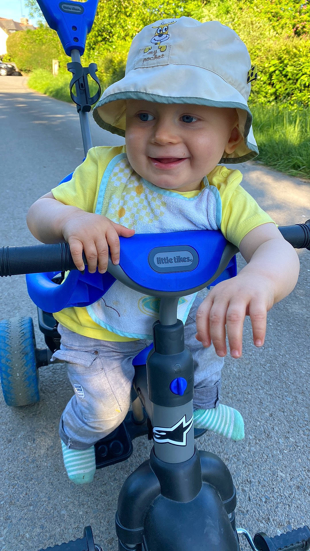 Maylone participe au concours pour gagner de l'argent avec cette photo : baseball_cap, blue, cap, child, electric_blue, face, fun, happy, headwear, joy, light, person, personal_protective_equipment, photograph, plant, product, recreation, smile, sun_hat, tire