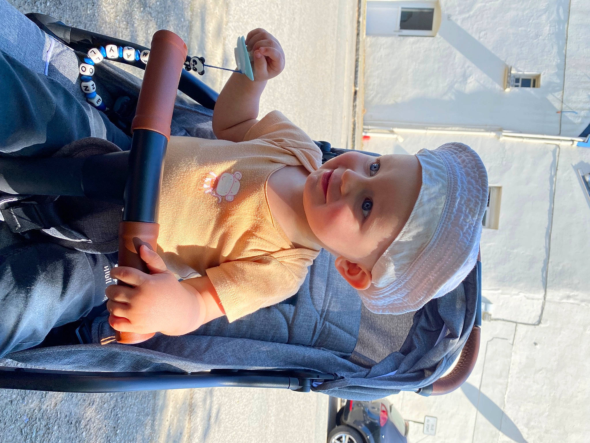 Maylone a rejoint le concours — aidez-le/la à gagner de superbes lots ! auto_part, automotive_exterior, baby, baby_carriage, baby_products, bumper, chest, child, comfort, elbow, eyewear, family_car, fun, hat, headwear, leisure, person, recreation, smile, toddler