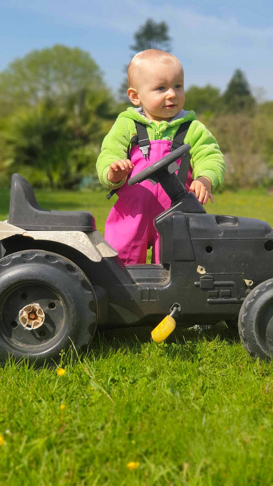 Maylone participe au concours pour gagner de l'argent avec cette photo : automotive_design, automotive_exterior, automotive_tire, automotive_wheel_system, bumper, face, fender, grass, grassland, motor_vehicle, people_in_nature, person, plant, recreation, sky, tire, toddler, tread, tree, vehicle