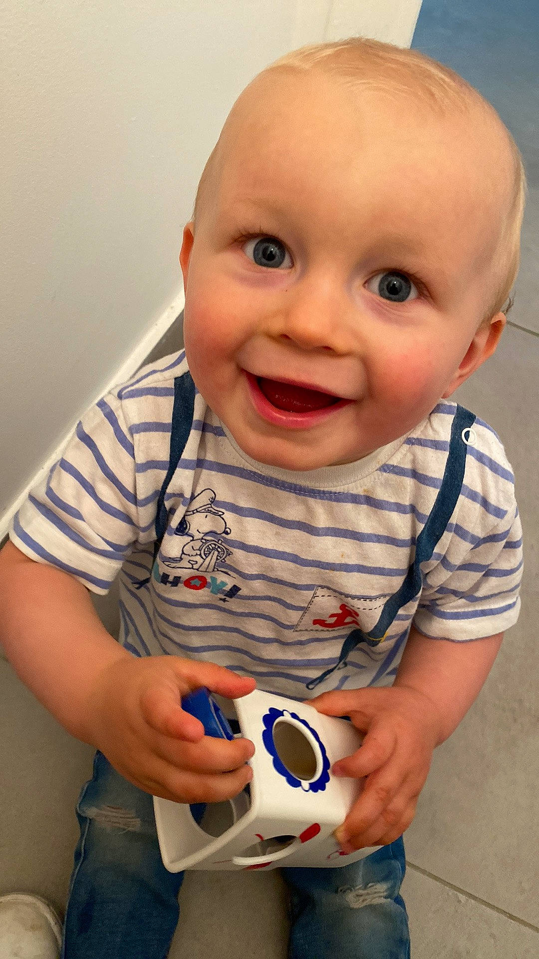 Maylone participe au concours pour gagner de l'argent avec cette photo : baby_toddler_clothing, cheek, child, chin, facial_expression, finger, gesture, happy, human, joint, joy, lip, mouth, nose, organ, person, product, skin, sleeve, smile