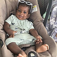 Kays participe au concours pour gagner de l'argent avec cette photo : accessory, baby, car_seat, child, clothing, crab, cute, face, foot, hand, indoors, infant, pacifier_clip, pattern, portrait, relaxed, seat_belt, smile, striped, sunglasses