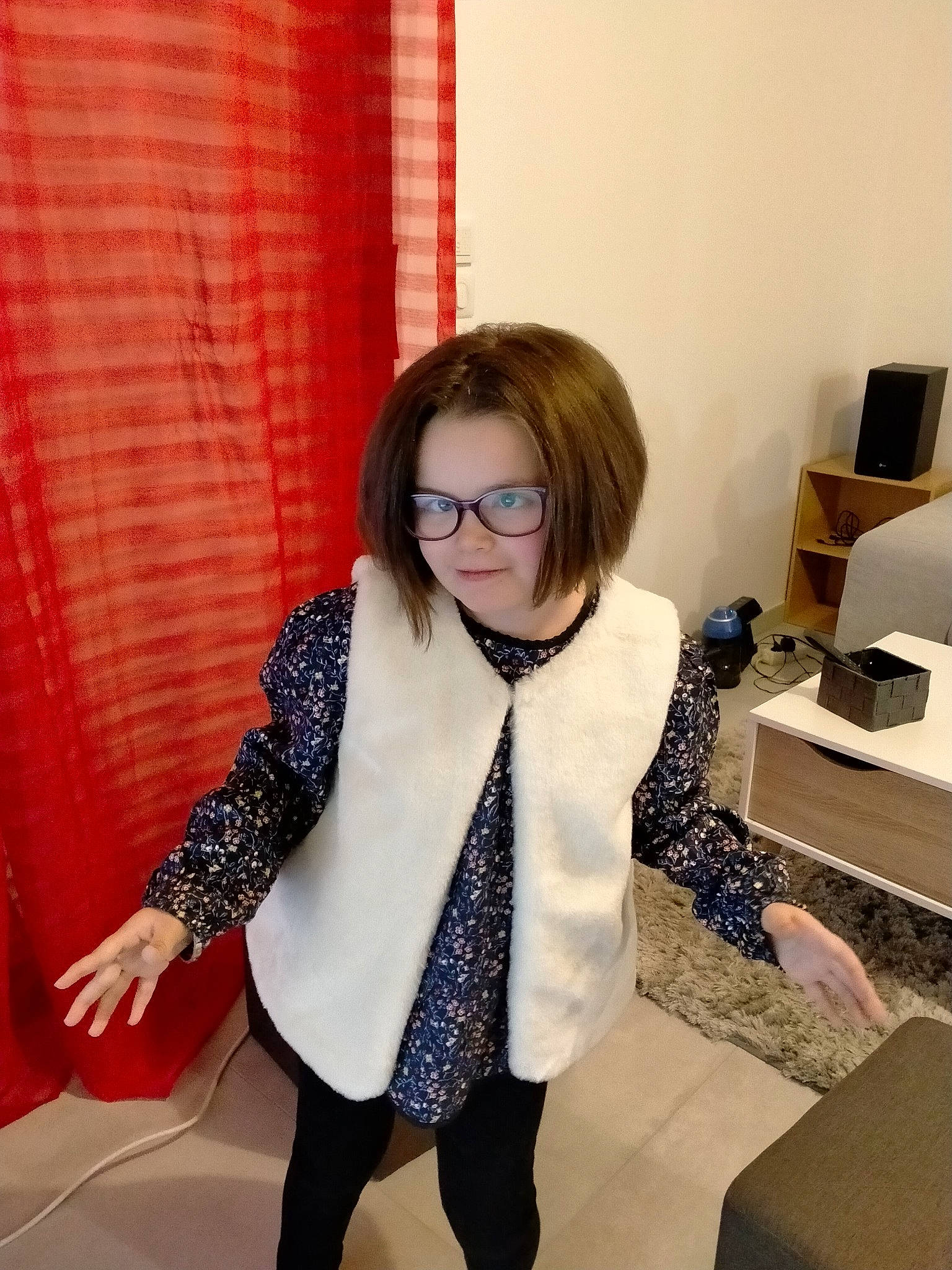 Lou-anne participe au concours pour gagner de l'argent avec cette photo : blazer, eyewear, fashion_design, flooring, formal_wear, glasses, human_leg, knee, leg, leggings, luggage_and_bags, pantyhose, pattern, person, scarf, sleeve, stocking, street_fashion, thigh, vision_care