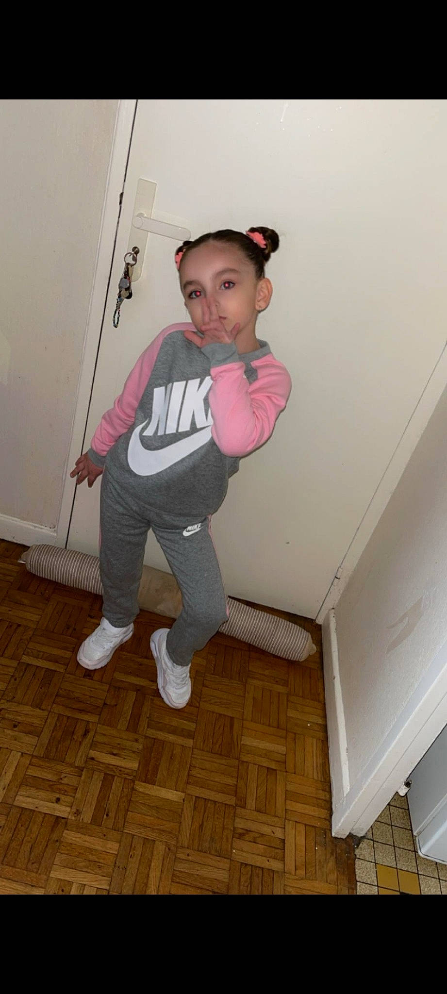 Resmiyé-aicha a rejoint le concours — aidez-le/la à gagner de superbes lots ! active_pants, baby_toddler_clothing, elbow, face, floor, flooring, hardwood, knee, leg, neck, person, personal_protective_equipment, shoulder, sleeve, sportswear, sweatpant, t_shirt, thigh, toddler, waist