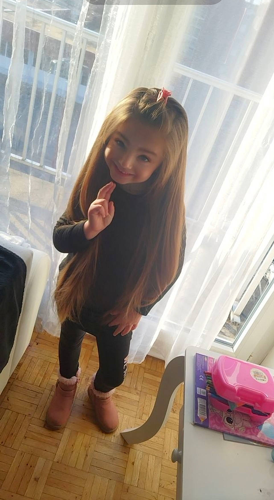 Resmiyé-aicha participe au concours pour gagner de l'argent avec cette photo : blond, chair, floor, flooring, hair, hardwood, human_leg, joint, joy, knee, layered_hair, leg, long_hair, person, shoulder, sleeve, smile, sneakers, sportswear, thigh