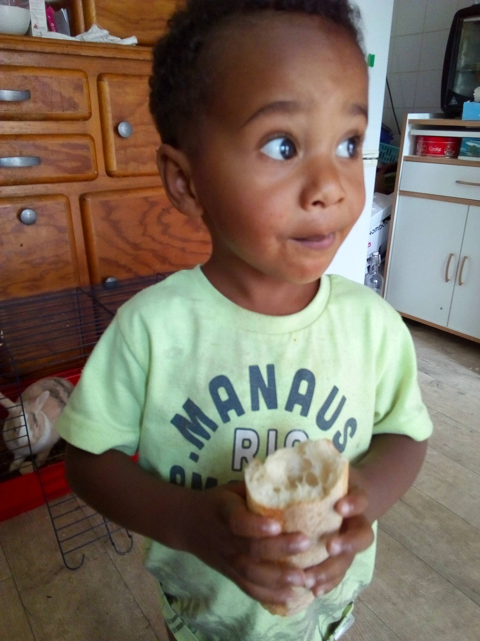 Mathias participe au concours pour gagner de l'argent avec cette photo : cabinetry, cheek, chest_of_drawers, chiffonier, child, cupboard, dairy, dessert, drawer, dresser, finger_food, hairstyle, hand, home_appliance, kitchen_appliance, major_appliance, organ, person, style, surprise