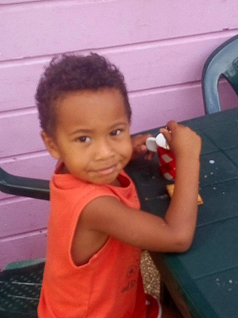 Mathias participe au concours pour gagner de l'argent avec cette photo : baby_toddler_clothing, child, finger, happy, person, pleased, thumb, toddler, tooth