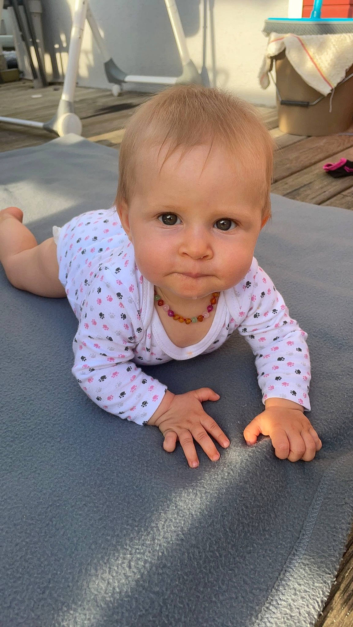 Alba a rejoint le concours — aidez-le/la à gagner de superbes lots ! baby, baby_toddler_clothing, cheek, child, comfort, crawling, finger, floor, flooring, grass, happy, hardwood, iris, nose, person, sitting, skin, sleeve, smile, toddler