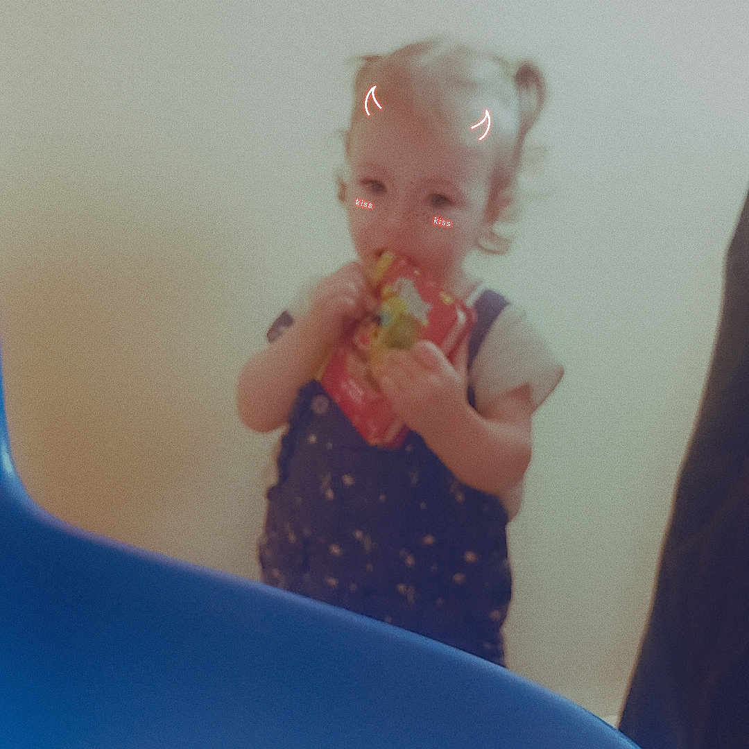 Santiana participe au concours pour gagner de l'argent avec cette photo : adult, baby, bodypart, clothing, cutlery, dress, eating, face, female, finger, food, hand, head, person, photography, portrait, spoon, sweets, toy, woman