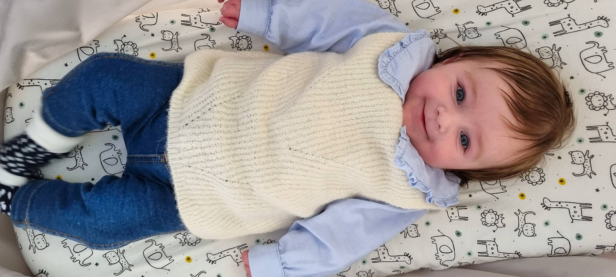 Léana a rejoint le concours — aidez-le/la à gagner de superbes lots ! arm, baby, baby_toddler_clothing, blue, comfort, face, happy, head, headgear, human_body, joy, linens, outerwear, pattern, person, sitting, skin, sleeve, smile, textile