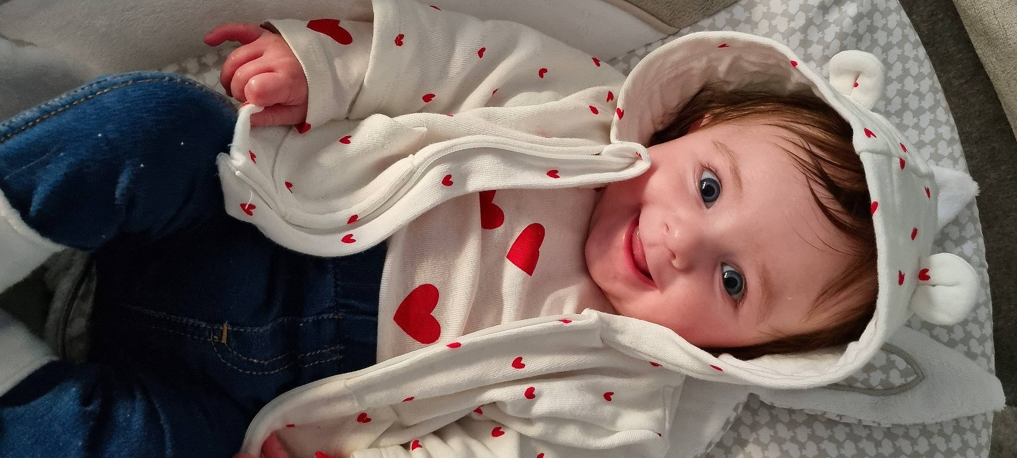 Léana a rejoint le concours — aidez-le/la à gagner de superbes lots ! baby, baby_toddler_clothing, cheek, child, comfort, eye, face, happy, hat, head, joy, linens, lip, mouth, nose, person, plaid, skin, sleeve, smile