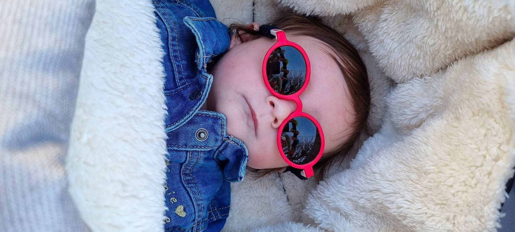 Léana a rejoint le concours — aidez-le/la à gagner de superbes lots ! comfort, eye, eyelash, eyewear, face, glasses, goggles, hair, hand, head, headgear, human_body, leg, lip, mammal, neck, person, sunglasses, tree, vertebrate